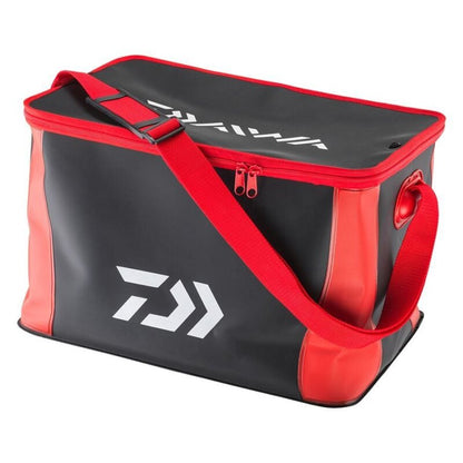 DAIWA EVA Tasche M faltbar 36x25x23cm in black and red with a durable strap, compact design, and waterproof material for versatile storage.