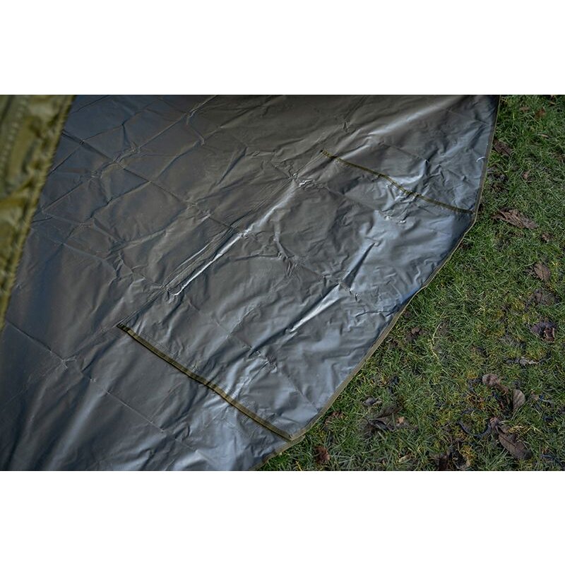 FOX Frontier Groundsheet 1,75kg Khakigrün laid on grass, showcasing durable khaki-green material with reinforced edges for camping use.